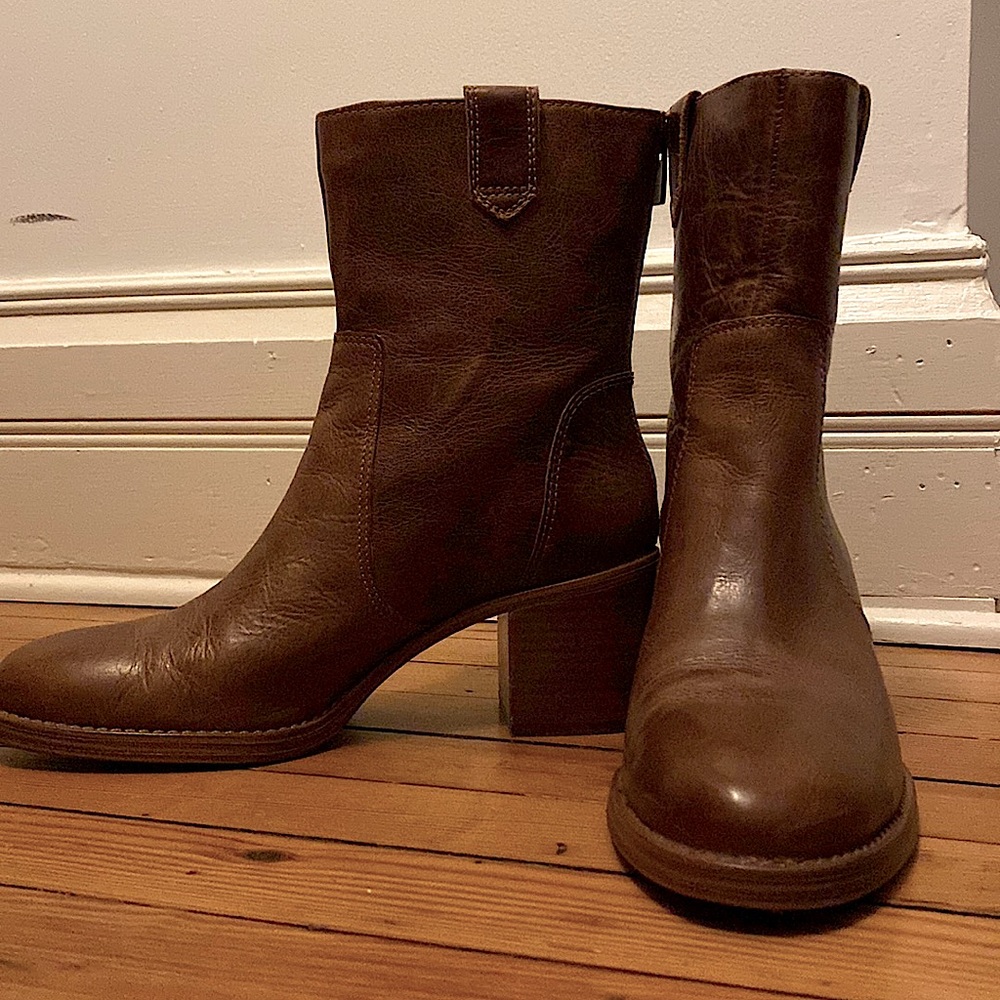 Vince Camuto Zeldina warm Caramel Bootie size 9